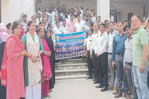 Rampur : टीईटी अनिवार्यता के फैसले पर पुनर्विचार की मांग, कलेक्ट्रेट में शिक्षकों ने भरी हुंकार 