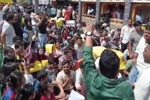 उत्तराखंड : पेपर लीक मामले में खफा युवाओं का पिथौरागढ़ की सड़कों पर दिखा आक्रोश