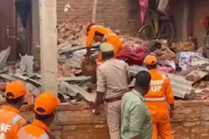 लखनऊ की पटाखा फैक्ट्री में धमाका, टेस्टिंग के दौरान दहला इलाका