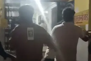 जिला अस्पताल में देर रात बवाल...सुरक्षा गार्डों और पैथोलॉजी संचालक के बीच जमकर मारपीट, वीडियो वायरल