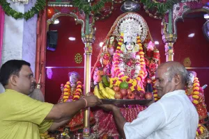  नवरात्र पर मंदिरों में उमड़ी श्रद्धालुओं की भीड़.. लखनऊ के अलग अलग मंदिरों में भक्त कर रहे दर्शन पूजन 