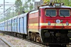 ट्रेन की टक्कर से उड़े वाहन के परखच्चे..डिरेल होने से बची रेल, कड़ी मशक्क्त के बाद बहाल हुआ संचालन