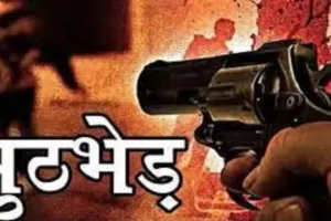 झांसी में दो इनामी बदमाश गिरफ्तार: पुलिस से मुठभेड़ के बाद पैरों में लगी गोली, दो देशी तमंचे और कारतूस बरामद 