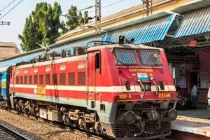 नानपारा-नेपालगंज लाइन पर एक्सप्रेस ट्रेन दौड़ा आज होगा स्पीड ट्रायल, अधिकारियों ने की ट्रैक की जांच