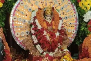 शारदीय नवरात्रि के पहले दिन मंदिरों में उमड़ा श्रद्धालुओं का जनसैलाब, वाराणसी के मंदिरों में दर्शन-पूजन की लंबी कतार 