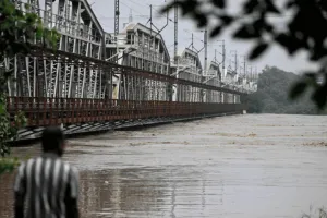 दिल्ली वालों को बारिश से निजात मिलने की उम्मीद नहीं, 207 मीटर से नीचे पहुंचा यमुना का जलस्तर  