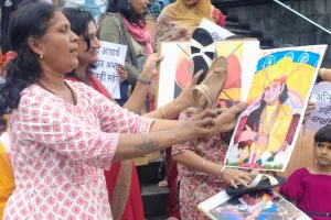 कानपुर में अनिरुद्धाचार्य के खिलाफ FIR दर्ज कर गिरफ्तारी की मांग, 16 राज्यों के 108 जिलों में महिलाओं का आक्रोश , फूंका पुतला