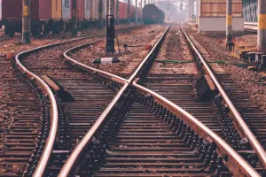 देवरिया में ट्रेन की चपेट आया व्यक्ति...हुई मौत, चलती ट्रेन से उतरने से हुआ हादसा 