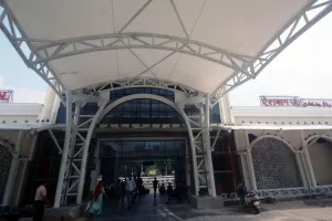 हाल-ए-ऐशबाग स्टेशन...ऑटो जाने नहीं देंगे, टिकट लेने भागे तो कुत्ते दौड़ा लेंगे