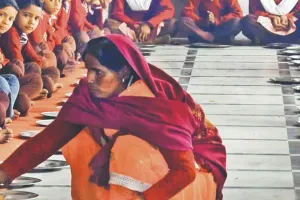 मिड डे मील पर गहराया बजट का संकट, स्कूलों में उधारी लेकर काम चला रहे शिक्षक
