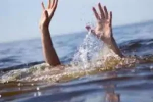 बलिया में गंगा की बाढ़ में डूबने से 18 वर्षीय युवक की मौत, गाय चराते वक्त पैर फिसलने से हुआ हादसा 