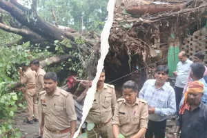 लखनऊ में दो मकानों पर गिरा विशाल वृक्ष, तीन लोग दबे-एक की मौत! हादसे से मचा हाहाकार 
