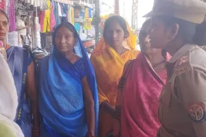 महिलाओं-छात्राओं को एंटी रोमियो स्क्वायड ने 'गुड टच बैड टच' को लेकर किया जागरूक, हेल्पलाइन नंबर किया जारी  