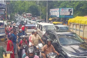 कानपुर के इन मार्गो पर लगा भीषण जाम : सड़कों पर यातायात का हुजूम, जबरदस्त बारिश से अस्त व्यस्त हुई व्यवस्था 