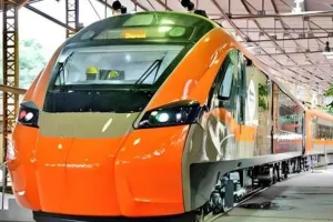 देश की पहली वंदे भारत स्लीपर ट्रेन का जल्द होगा दीदार, जानिए कब पटरियों पर दौड़ेगी ट्रेन 