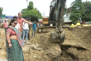 अधिकारी को दिया धक्का, सर्वोदय नगर में डॉट नाला बंद करने पर आवेश में आई महापौर, मेट्रो निर्माण कार्य रुकवाया  