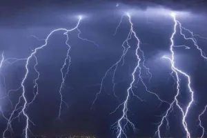 जौनपुर में बिजली गिरने से दो बच्चों की मौत: पेड़ के निचे खेलते वक्त हुआ हादसा, परिजनों में चीख पुकार 