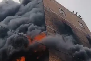 बेकनगंज में बहुमंजिली इमारत में भीषण आग...फंसे परिवार, घंटों जूझती रहे दमकल कर्मी