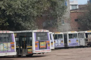 कानपुर में कबाड़ हो चुकी CNG चालित सिटी बसें, सड़क पर उतरेंगी नई बसें 