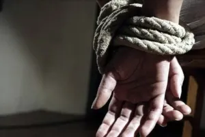 देवरिया में पेड़ से बांधकर युवक को पीटा...प्राथमिकी दर्ज, छह लोग गिरफ्तार 