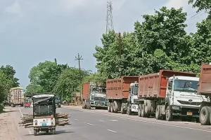 हाईवे पर बेतरतीब खड़े वाहन बन रहे हादसों का सबब, अव्यवस्थित पार्किंग के कारण बढ़ा खतरा