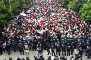 ऑक्सीजन की कमी, शरीर को चीर रही ठंडी हवा, Gen-Z Protest के बीच नेपाल में फंसे अयोध्या-लखनऊ के 36 लोग...PMO से लगाई गुहार 