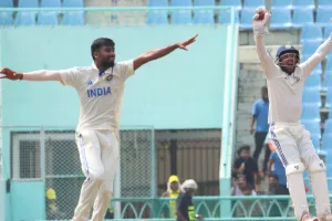  India A vs Australia A:  मानव सुथार की शानदार गेंदबाजी के सामने पूरी तरह जूझते नजर आए ऑस्ट्रेलिया ए के बल्लेबाज, पहले दिन 350/9 का स्कोर