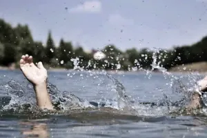 पिता की अस्थिया विसर्जित करने गए पुत्र का पैर फिसला, नदी के तेज बहाव और मगरमछ के डर के चलते रेस्क्यू नहीं कर पाए लोग