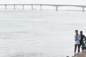 प्रयागराज में युवक ने लगाई गंगा में छलांग, बीमारी से तंग आकर दी जान