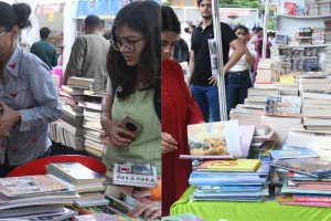 राष्ट्रीय पुस्तक मेला: मेले में नई किताबें तलाशते नजर आये युवा पाठक