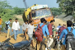 अमेठीः मालती नदी के वैकल्पिक मार्ग पर ओवरलोड ट्रक फँसा, आवागमन बाधित