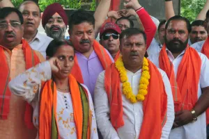 दुर्गा पंडाल स्थलों पर सफाई व लाइट न लगाने से सभासद आक्रोशित, प्रभारी अधिशासी अधिकारी को दिया ज्ञापन