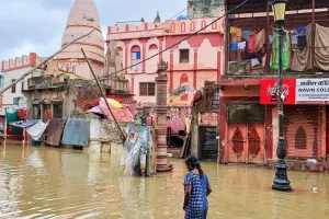 वाराणसी में गंगा का जलस्तर चेतावनी बिंदु के पार..पलायन को मजबूर हुए लोग, कई घाटों का संपर्क टूटा 