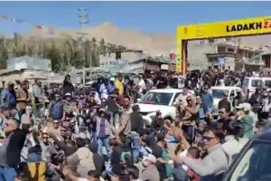 Leh Ladakh Protest:  लेह में हिंसा...प्रदर्शनकारियों और सुरक्षाबलों के बीच झड़प, 4 लोगों की मौत, 30 घायल