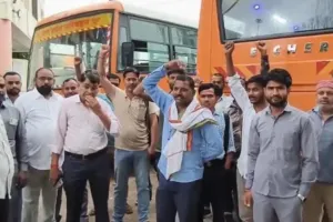 अमेठी में रोडवेज परिचालकों का विरोध:  हमलों से नाराज कर्मचारियों ने रोकी बसें, किया जोरदार प्रदर्शन