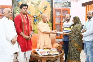 पशु तस्करों के हमले में मारे गए दीपक के परिजनों मिले CM योगी..दिया भरोसा, हत्या में शामिल आरोपियों पर होगी सख्त कार्रवाई