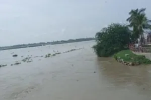 खतरे के निशान से ऊपर पहुंची सरयू, आफत बना बाढ़ का पानी, चपेट में आए दर्जनों गांव