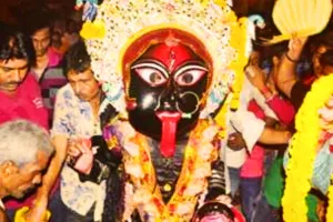 प्रयागराज में पांच दिवसीय काली स्वांग की भव्य शुरुआत: एक अनूठी परंपरा, जो नवरात्र के दौरान विशेष आकर्षण का केंद्र