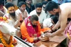 नवरात्री पर महाकाल के दरबार में हाजिरी लगाने पहुंचे संजय दत्त, भस्म आरती में हिस्सा लेकर किये दर्शन-पूजन 