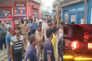 मोहम्मदी में अग्निकांड : किराना गोदाम में शॉर्ट सर्किट से लगी आग, ढाई करोड़ का नुकसान