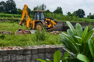 Bareilly : BDA ने अवैध कॉलोनियों को बुलडोजर चलाकर किया ध्वस्त