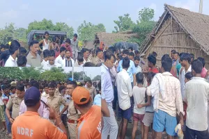 UP : अधूरे पुल से टकराकर पलटी नाव, 20 लोगों को सुरक्षित बचाया, लापता बाप-बेटी को तलाश रही NDRF