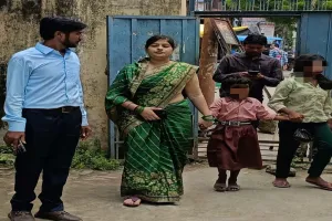 कानपुर : गणेश विसर्जन यात्रा में लोडर बेकाबू, महिला की मौत, 10 घायल 