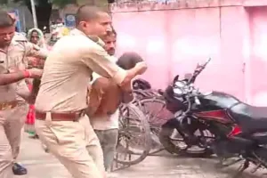 लखीमपुर खीरी : चारा लेने गए किशोर की संदिग्ध परिस्थियों में गर्दन कटी, हालत नाजुक