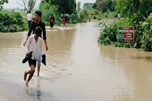 Shahjahanpur news : उफनाई गर्रा नदी का पानी सैलाब बनकर बरेली मोड़ हाईवे पर पहुंचा