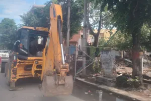 Rampur: आवास विकास की भूमि को कब्जामुक्त कराया, गरजी जेसीबी