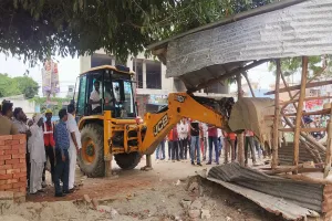 Moradabad : ग्राम समाज की भूमि कराई कब्जा मुक्त, दो दुकानें सील