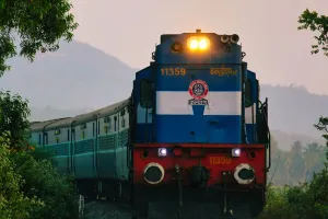 सीतापुर : गोंडा से शाहजहांपुर जा रही ट्रेन पर सवार महिला का दावा, शातिरों ने छीना सामान, पुलिस मान रही संदिग्ध