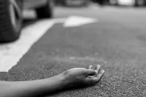 Bareilly : अस्पताल संचालक युवती को कार से फेंककर फरार, सड़क किनारे नग्न मिली