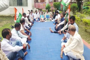 लखीमपुर खीरी : 24 घंटे बाद भी केस दर्ज नहीं, कांग्रेसियों ने गांधी प्रतिमा पर दिया धरना